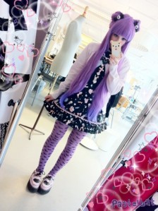 I adore the almost lolita undertone this dress has! The bat bows are a staple in the pastel goth community as her cardigan just adds to the outfit so much!
